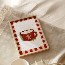 plakat świąteczny z czerwonym świątecznym kubkiem i gorącą czekoladą