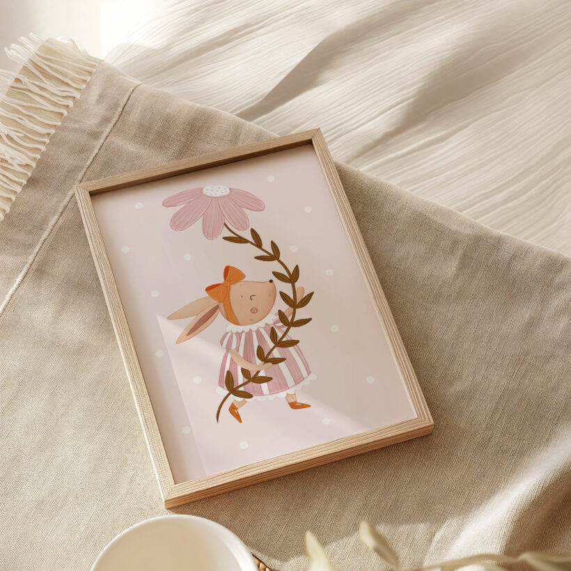 różowy plakat z zajączkiem i kwiatem do pokoju dziewczynki